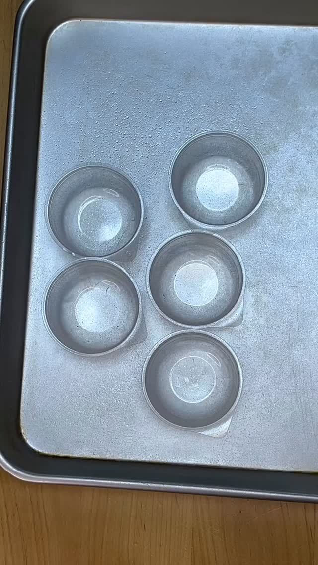 I was testing out a recipe for kingyokukan (jelly wagashi).
Once agar starts to set, it firms up quickly, so you have to work fast.
Filming a video while making it really adds to the pressure!

#wadawagashi #wagashi #japanesesweets #HandmadeWagashi #和菓子#japan#japaneseconfectionery#japaneseculture and #nara #osaka