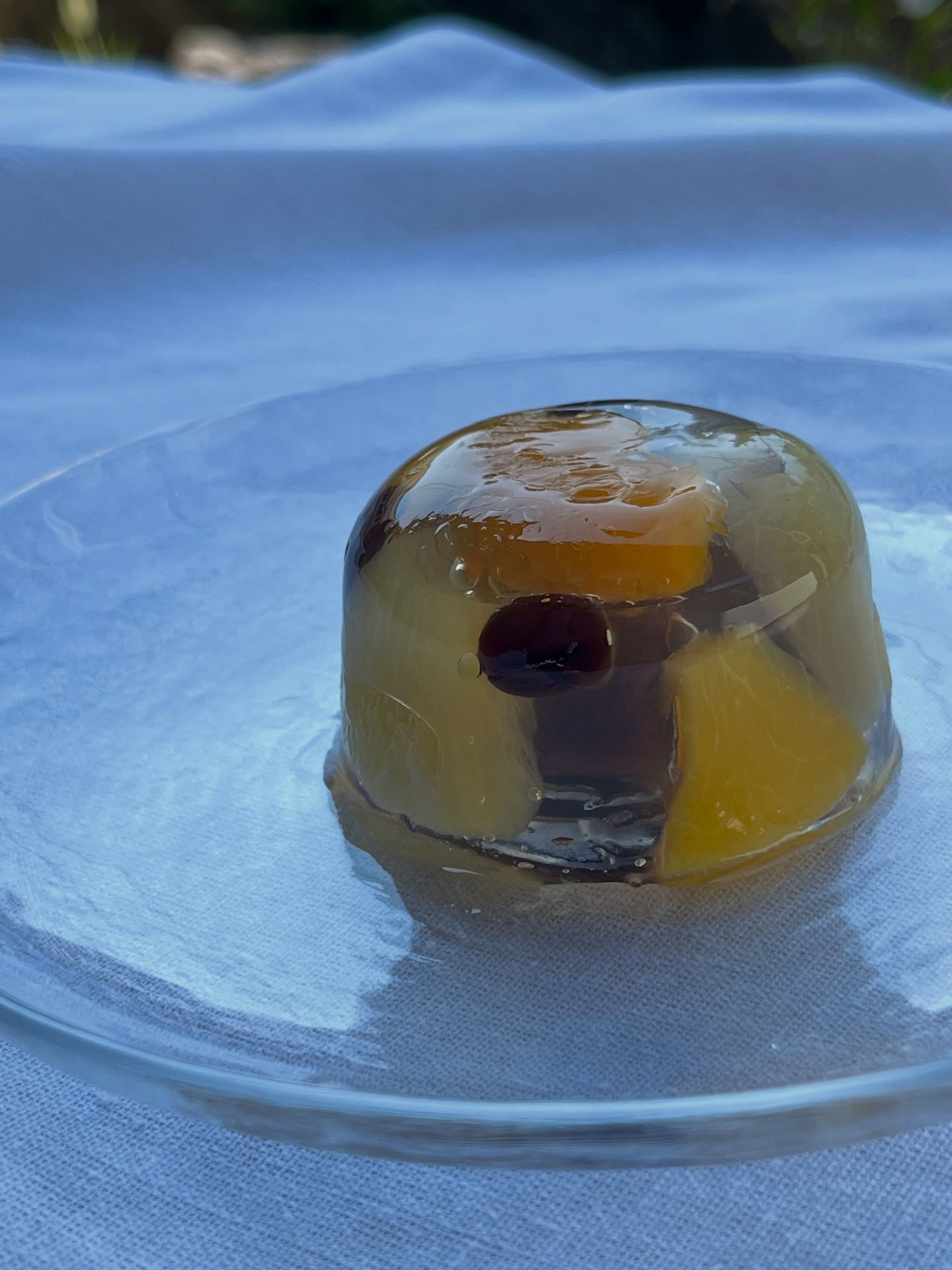 English below 👇 

8月のちょこっと和菓子教室で作る錦玉羹です。
透き通る寒天に、季節の彩りを閉じ込めて。
今回はあんみつ風にしてみました。目にも涼やかな錦玉羹は、夏の訪れを感じさせる一品です。手作りならではの繊細な表情をお楽しみください。

This is the Kingyokukan (Japanese clear jelly dessert) we’ll be making at the August Petit Wagashi Workshop.

We’ve captured the colors of the season inside translucent agar jelly, and this time, styled it like Anmitsu.
With its cool, glass-like appearance, this refreshing sweet is a perfect way to savor the essence of summer.
Enjoy the delicate beauty that only handmade wagashi can offer.

「ちょこっと和菓子教室」 
📅開催日
1️⃣8月11日(月祝)10：00〜
会場:大阪市　クレオ大阪東

2️⃣8月24日(日)13:00〜
会場:奈良市　さくらバーガー２階

“Petit Wagashi Class”

📅 Dates & Locations:
1️⃣ August 11st(Public Holiday) | 10:00 AM
Location: Creo Osaka East, Osaka city

2️⃣ August 24th(Public Holiday) | 1:00 PM
Location: Sakura burger 2F, Nara city