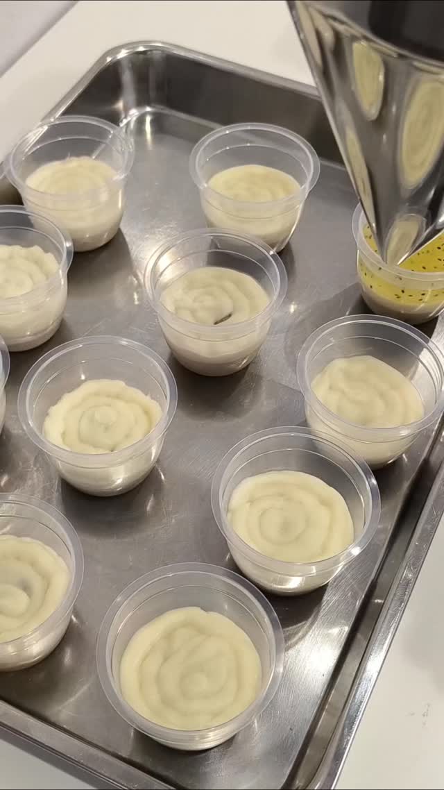 ［Mebuki(芽吹き)]

This is a special-order wagashi cake, designed with a sprouting leaf motif.
I made this with the hope for children’s health and growth. 
子どもの健やかな成長を願ってこの特別注文のお菓子を作りました。
#wadawagashi #wagashi #japanesesweets #HandmadeWagashi #和菓子#japan#japaneseconfectionery#japaneseculture and #nara #osaka