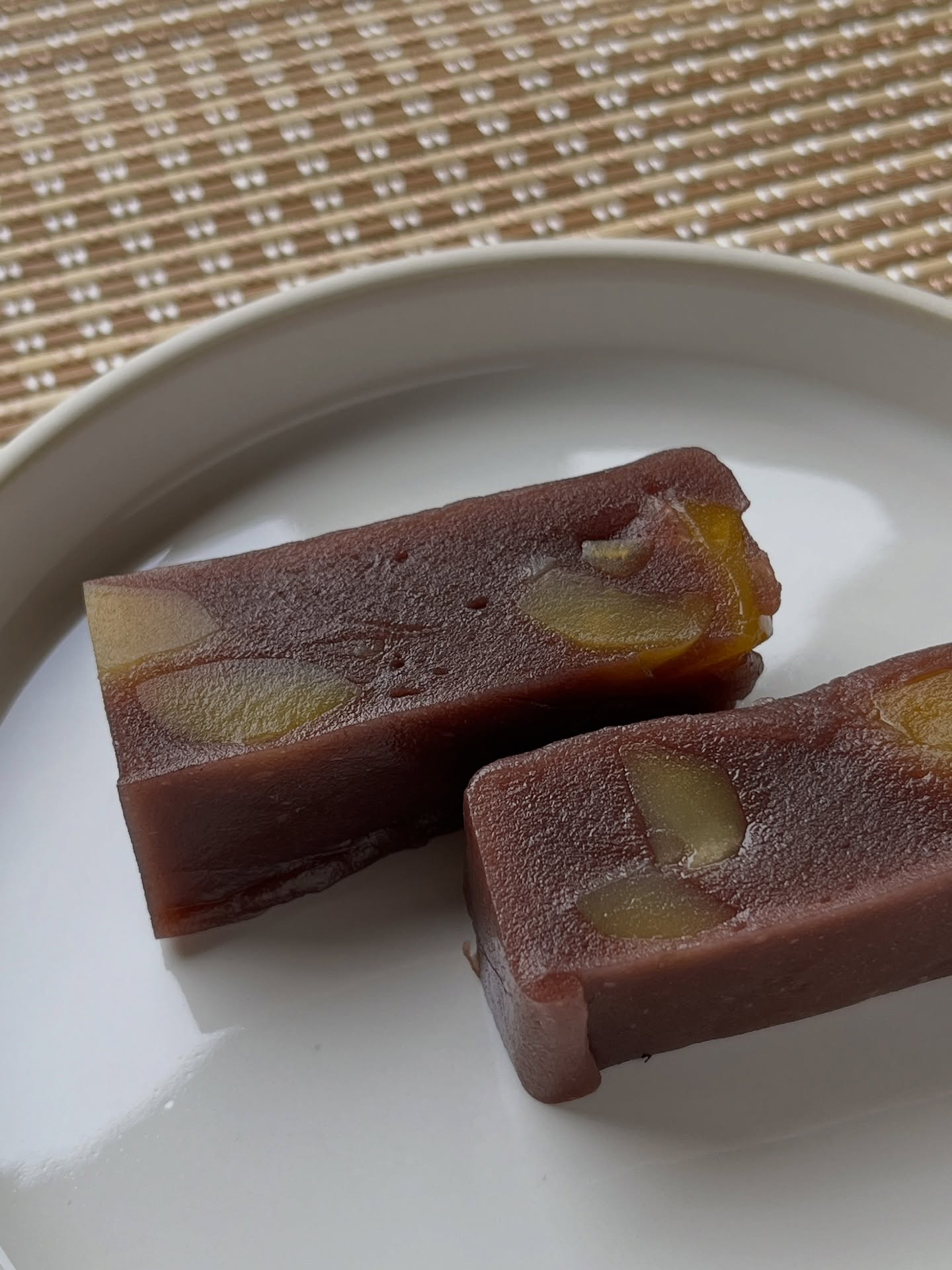 今日のちょこっと和菓子販教室で作った栗蒸し羊羹です。

家庭でも再現しやすい作り方で作りました。

温かいお茶と共に🍵

This is the chestnut steamed yokan we made at today’s “Petit Wagashi Workshop “.
We used a recipe that’s easy to recreate at home.
Perfect with a warm cup of tea. 🍵

#wadawagashi #wagashi #japanesesweets #HandmadeWagashi #和菓子#japan#japaneseconfectionery#japaneseculture and #nara #osaka