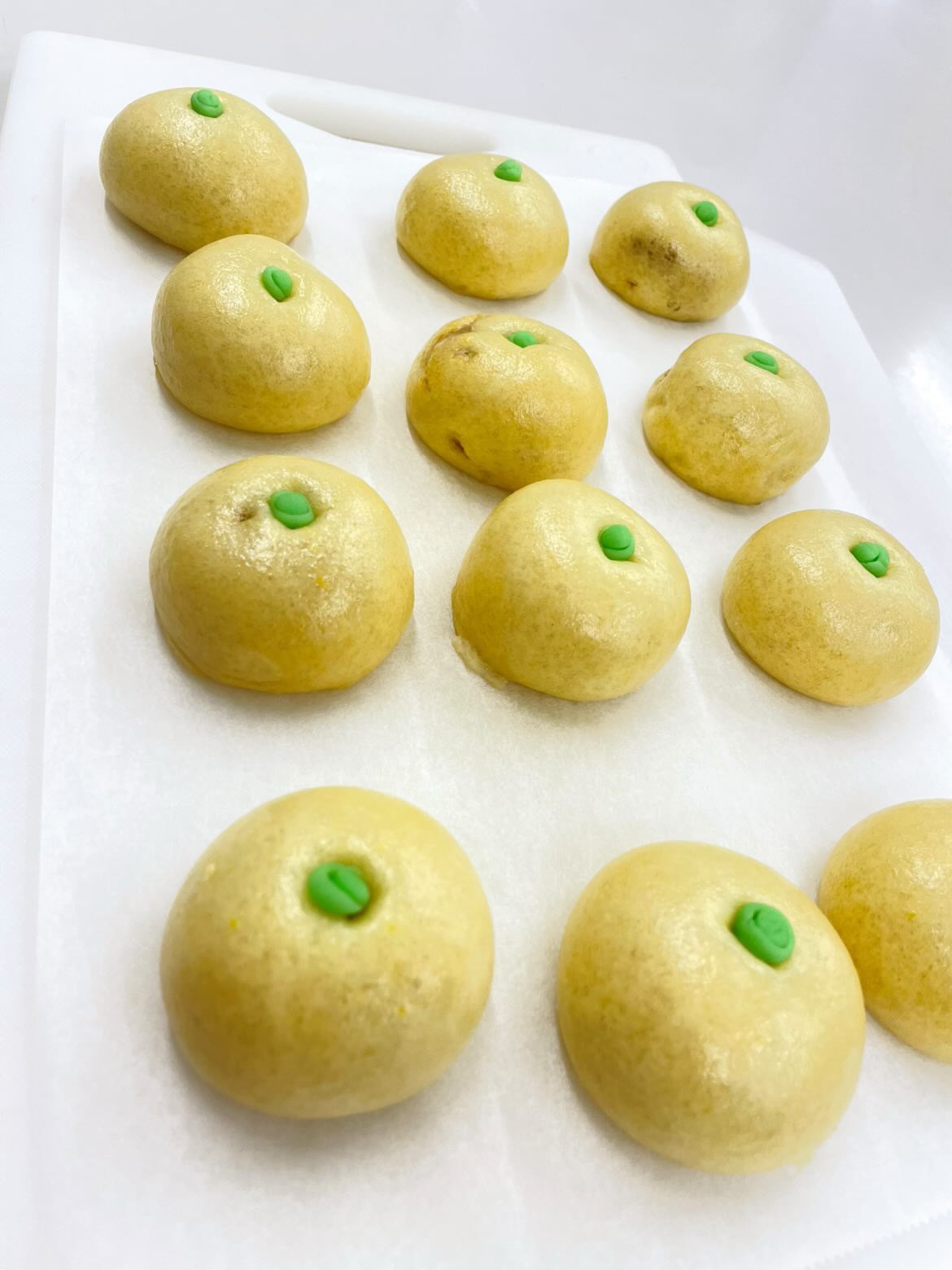 Last Sunday, the 21st, we held a “Petit Wagashi Workshop” in Osaka 🌿

Everyone enjoyed making Yuzu Manju together in a lively and friendly atmosphere.
We even had time for a small wagashi quiz during the tasting, and the lesson flowed smoothly from start to finish ✨

With this workshop, our special “Petit Wagashi Workshop” series has come to an end for now.

Thank you so much to everyone who joined us.
We truly appreciate your support.

We hope to share the joy of wagashi with you again in a new way in the future.
Thank you for your continued support of Wada Wagashi 🍵

先日、21日(日)に大阪にて
ちょこっと和菓子教室を開催しました🌿

みんなでわいわいおしゃべりしながら
冬至にぴったりの柚子饅頭作り。
試食タイムには和菓子クイズも楽しみつつ、
終始なごやかな雰囲気で、スムーズにレッスンが進みました✨

そして今回をもって、
特別企画「ちょこっと和菓子教室」は一旦終了となります。

これまでご参加くださった皆さま、
本当にありがとうございました。

また違った形で、
和菓子の楽しさをお届けできたらと思っています。
これからも Wada Wagashi をどうぞよろしくお願いいたします🍵