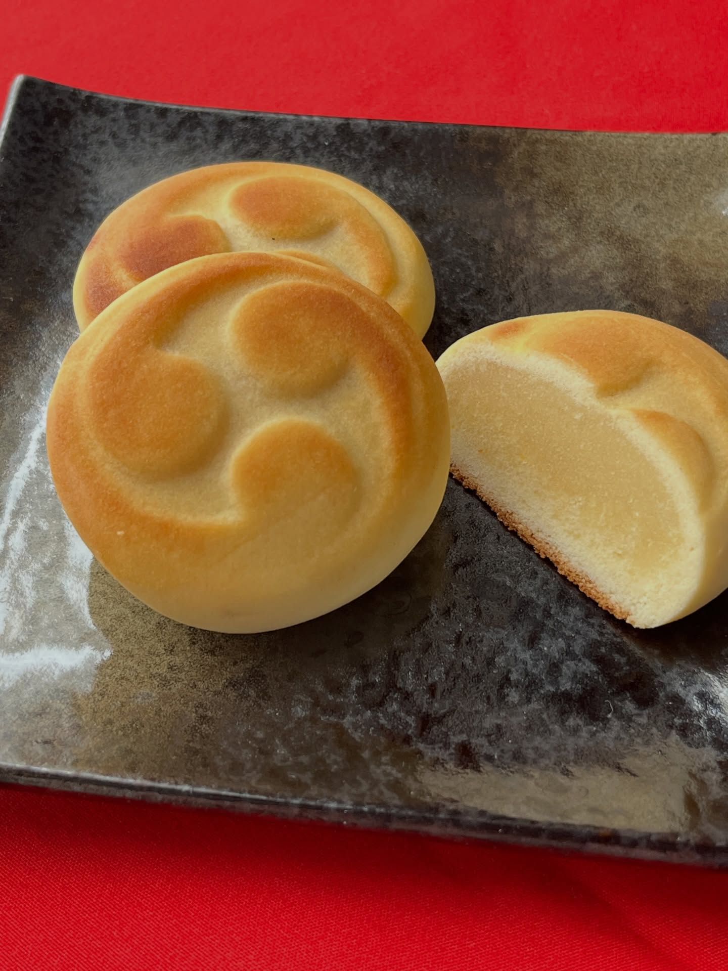 「Taiko Manjū (太鼓饅頭)」

This Japanese sweet is inspired by Wadaiko (traditional Japanese drums).
It’s made with Momoyama, a classic wagashi dough.

When you take a bite, you’ll enjoy a soft, crumbly texture and a gentle buttery aroma from the sweet bean filling.

This wagashi was specially created for a Wadaiko concert, making it a one-of-a-kind treat 🎶🥁

#wadawagashi #wagashi #japanesesweets #HandmadeWagashi #和菓子
@kingyodaiko.nara