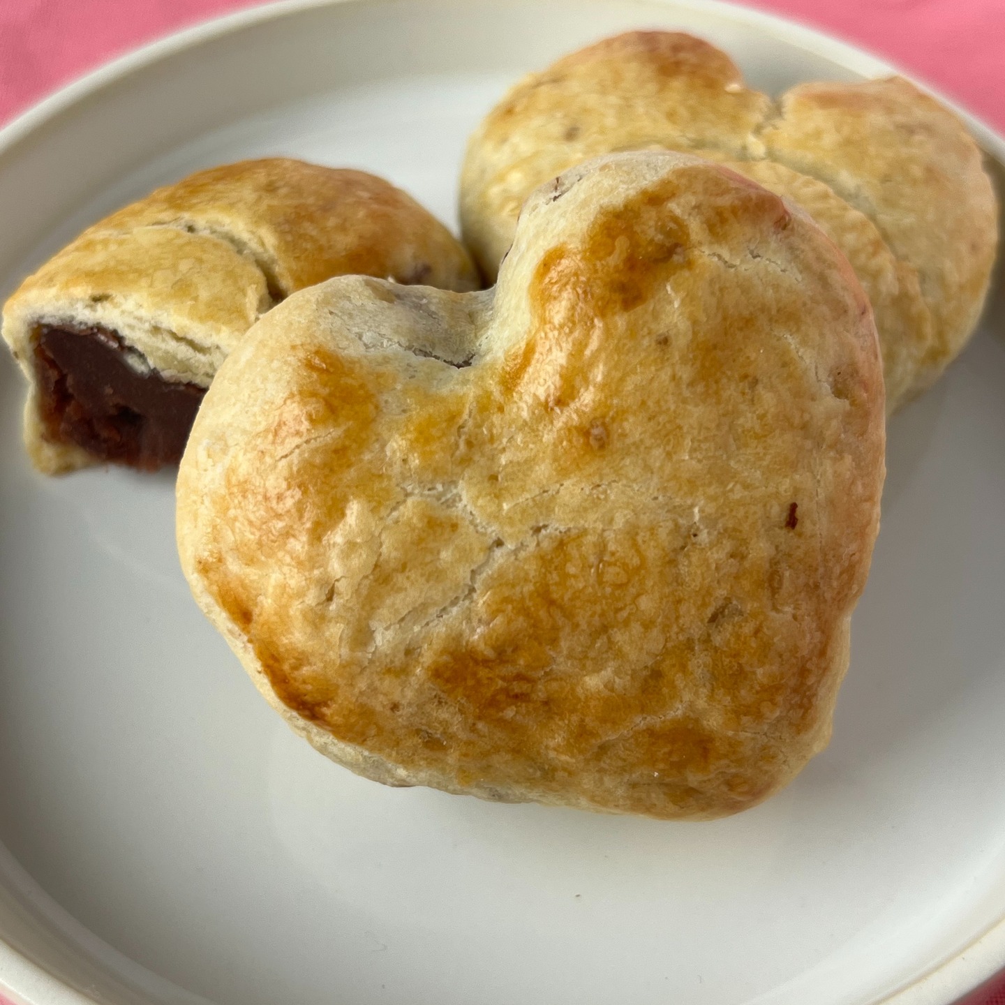 「Heart Manju (ハート饅頭)」

This is a special Valentine's Day version of my pie manju. This cute heart-shaped pie manju has the same delicious crust and is filled with a festive chocolate anko paste. 

This special February edition Heart Manju will be sold at the upcoming @hellohandmadeosaka market. 

#wadawagashi #Wagashi #japanesesweets #japan #和菓子