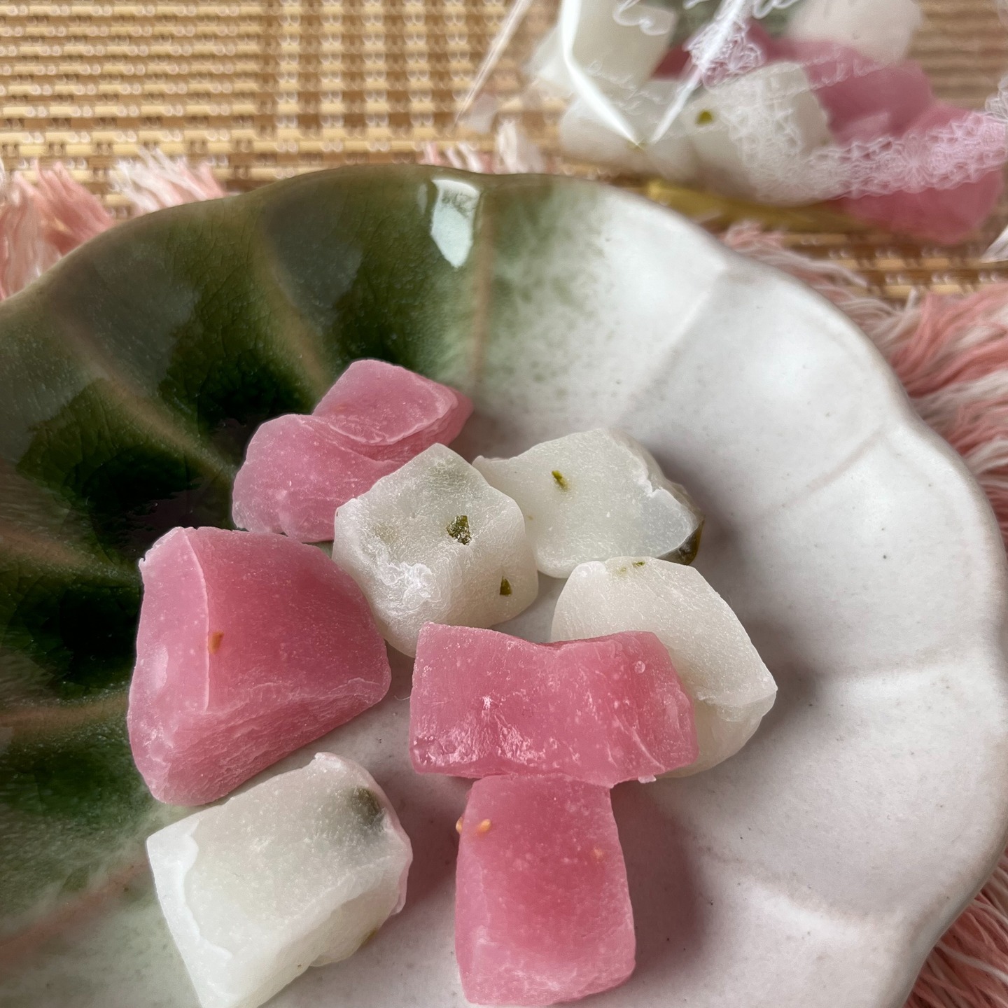 「Hitohira (ひとひら)」

This is inspired by the red and white Japanese plum flowers that bloom in this season.

Small bite-size pieces of gyuhi flavored with raspberry and pistachio gives a pleasant flavor and a small moment of indulgence. 

This sweet treat will be sold at the upcoming @hellohandmadeosaka market.

#wadawagashi #Wagashi #japanesesweets #japan # 和菓子