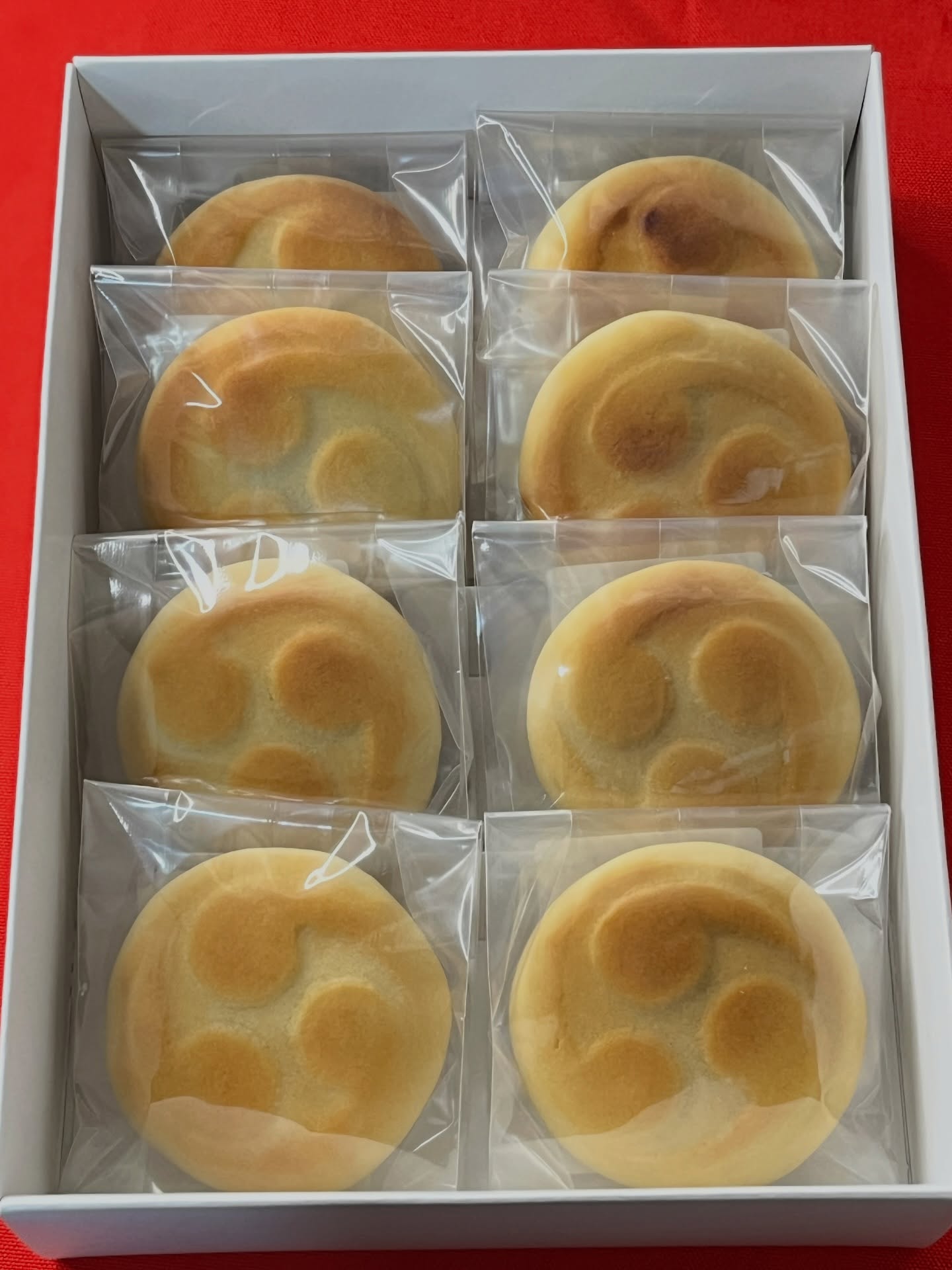 We had the honor of creating a custom order of Taiko Manju for Kingyo Daiko.@kingyodaiko.nara 

Inspired by their dynamic taiko world, each piece was carefully handcrafted with heartfelt attention to detail.

The sweets were beautifully wrapped with goldfish-themed paper, and we’re happy to share that the delivery was completed successfully.

It was truly a privilege to be chosen for such a special gift occasion.

We look forward to continuing to create wagashi that are perfect for meaningful gifts and heartfelt moments. ✨

金魚太鼓様より、特注の太鼓饅頭をご依頼いただきました。

和太鼓グループ 金魚太鼓 様の世界観をイメージし、ひとつひとつ心を込めてお作りしました。

金魚のデザインの掛け紙で丁寧に包装し、無事に納品完了。
特別な日の贈り物に選んでいただけたこと、とても光栄です。

これからも、大切な想いを届ける“ギフトにぴったりなお菓子”を、心を込めて開発していきたいと思います。

ご依頼ありがとうございました✨

#wadawagashi #wagashi #japanesesweets #和菓子#japan