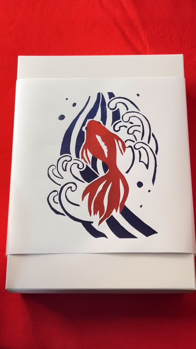 We had the honor of creating a custom order of Taiko Manju for Kingyo Daiko.

Inspired by their dynamic taiko world, each piece was carefully handcrafted with heartfelt attention to detail.

The sweets were beautifully wrapped with goldfish-themed paper, and we’re happy to share that the delivery was completed successfully.

It was truly a privilege to be chosen for such a special gift occasion.

We look forward to continuing to create wagashi that are perfect for meaningful gifts and heartfelt moments. ✨

金魚太鼓様より、特注の太鼓饅頭をご依頼いただきました。

和太鼓グループ 金魚太鼓 様の世界観をイメージし、ひとつひとつ心を込めてお作りしました。

金魚のデザインの掛け紙で丁寧に包装し、無事に納品完了。
特別な日の贈り物に選んでいただけたこと、とても光栄です。

これからも、大切な想いを届ける“ギフトにぴったりなお菓子”を、心を込めて開発していきたいと思います。

ご依頼ありがとうございました✨

#wadawagashi #wagashi #japanesesweets #和菓子#japan