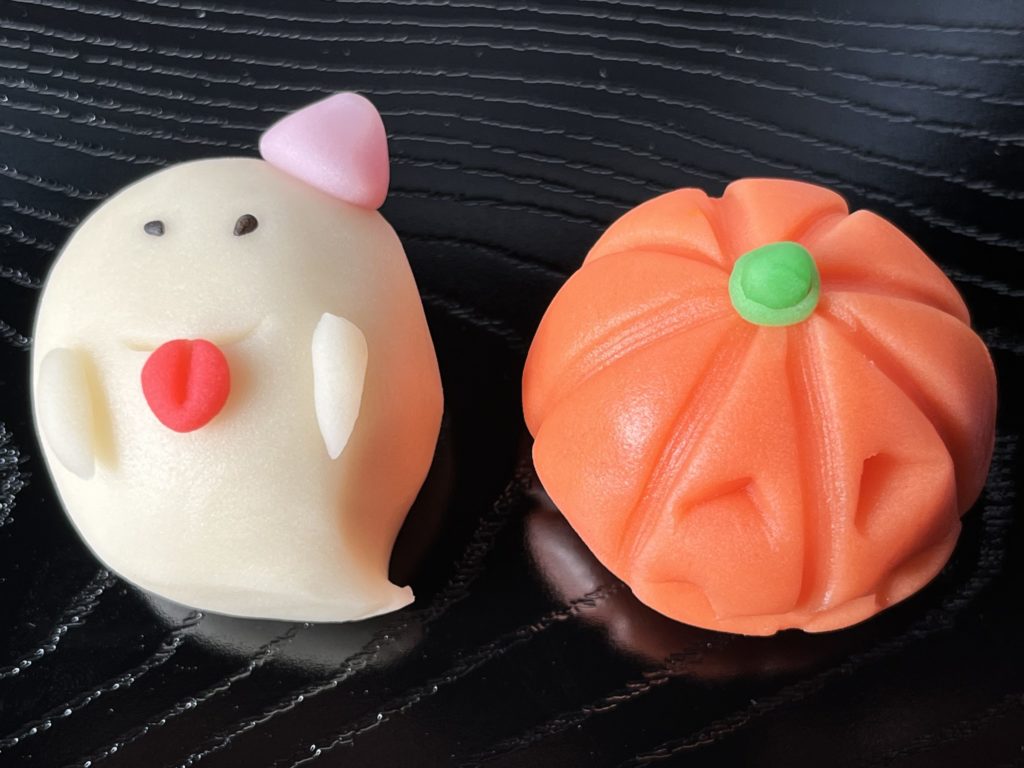 A set of Halloween wagashi in the shape of a ghost and a jack o' lantern.