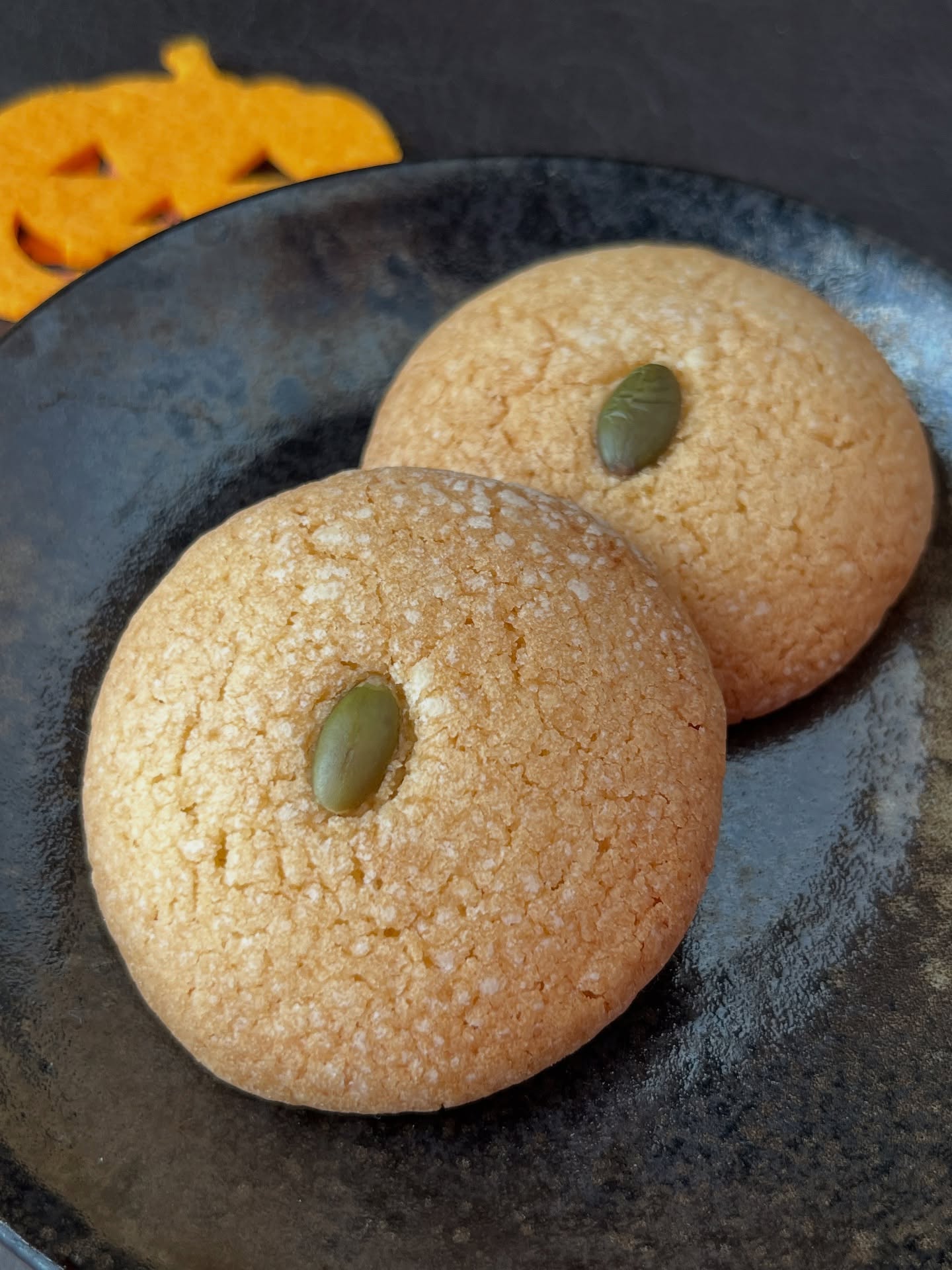 「かぼちゃサブレ」(pumpkin sablé)

バターの香り豊かな生地で、なめらかなかぼちゃあんを包みました。ソフトクッキーのような食感。仕上げにかぼちゃの種をトッピング🎃見た目も味もハロウィンにぴったりの秋スイーツです🍂

Wrapped in a buttery, fragrant dough, this treat is filled with smooth pumpkin paste and has a soft, cookie-like texture.
Topped with roasted pumpkin seeds 🎃
A perfect autumn sweet for both the look and taste of Halloween! 🍂

#marche #マルシェ#wadawagashi #wagashi #japanesesweets #HandmadeWagashi #和菓子#japan#japaneseconfectionery#japaneseculture and #nara #osaka