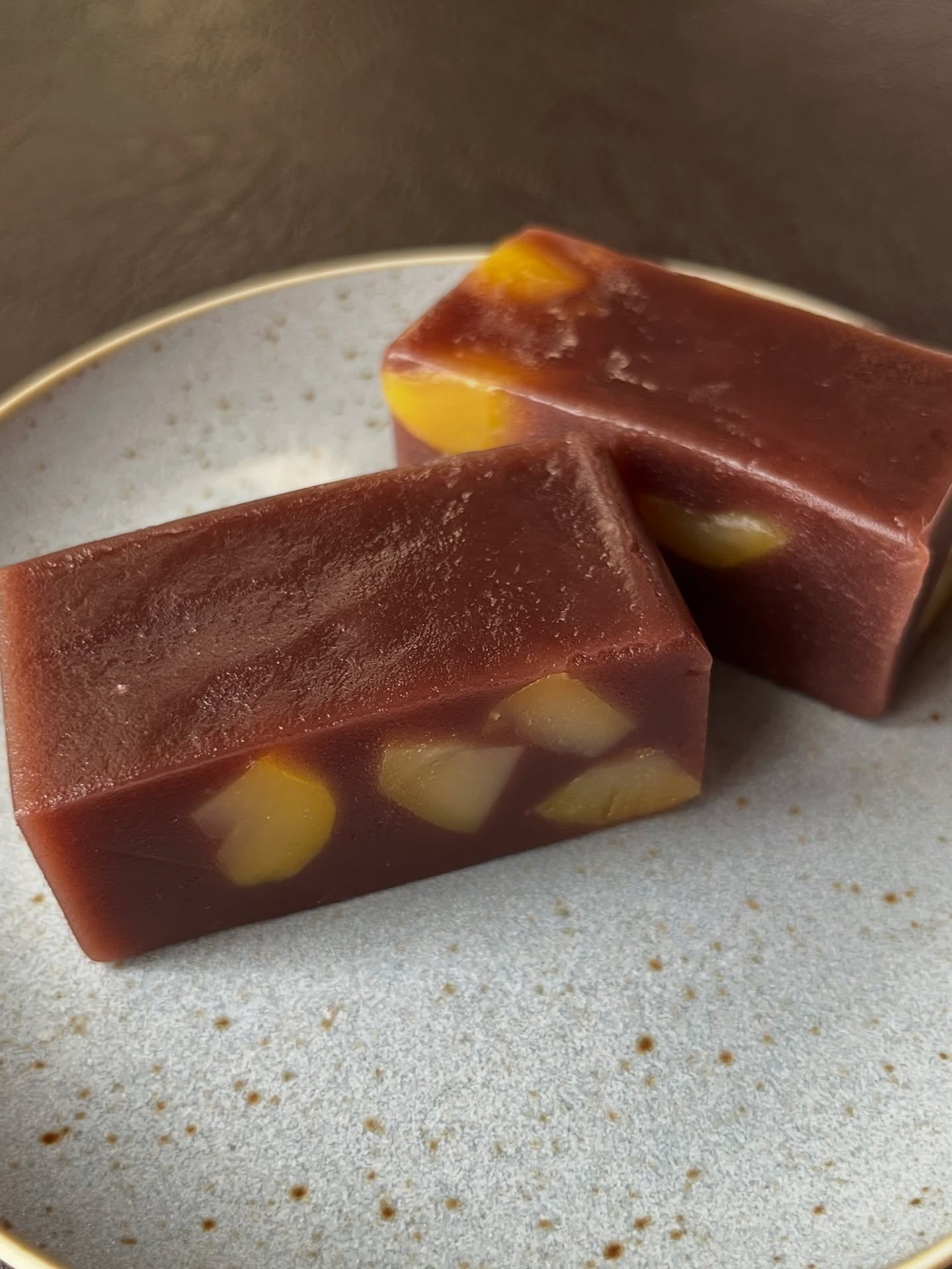 「栗蒸し羊羹」(chestnuts steamed Yokan)

しっとりとした蒸し羊羹に、ほくほくの栗をたっぷり閉じ込めました。
素材の優しい甘さと、秋の香りを感じる上品な一品です。
温かいお茶とともに、ほっと一息つきたくなる味わいです。

Steamed Yokan filled with tender chestnuts — a classic Japanese autumn delight.
Its gentle sweetness and soft texture bring out the comforting flavor of the season. 🍂

#marche #マルシェ#wadawagashi #wagashi #japanesesweets #HandmadeWagashi #和菓子#japan#japaneseconfectionery#japaneseculture and #nara #osaka