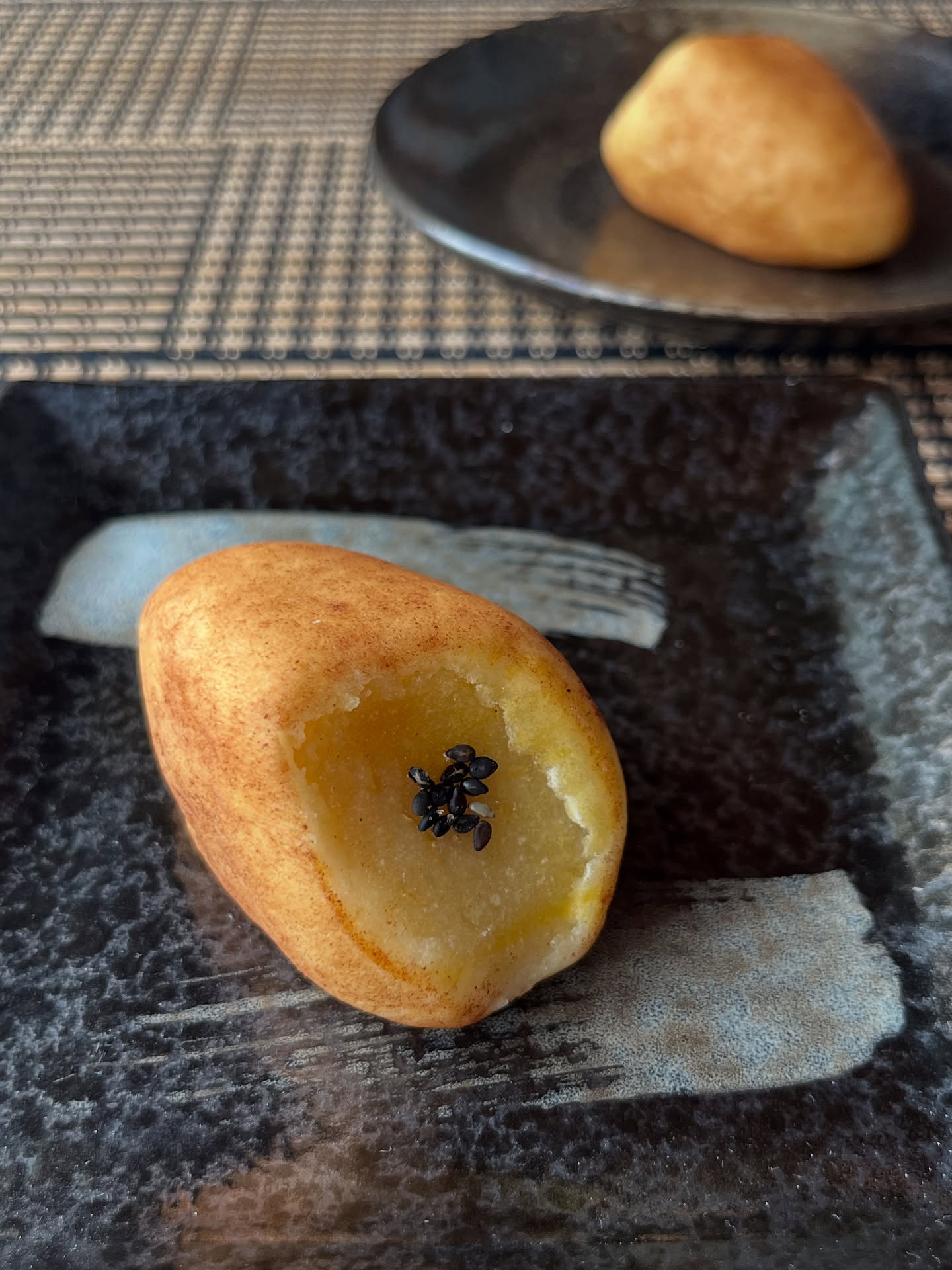 「こがね芋」(golden sweet potato)

シナモンの香る生地でサツマイモあんを包み焼き上げた和菓子です。優しい秋の味わいをお楽しみください。今度のマルシェで販売します。

This wagashi is made with sweet potato filling wrapped in a cinnamon-scented dough and gently baked.
Enjoy the warm, comforting taste of autumn.
It will be available at the upcoming market.

#marche #マルシェ#wadawagashi #wagashi #japanesesweets #HandmadeWagashi #和菓子#japan#japaneseconfectionery#japaneseculture and #nara #osaka