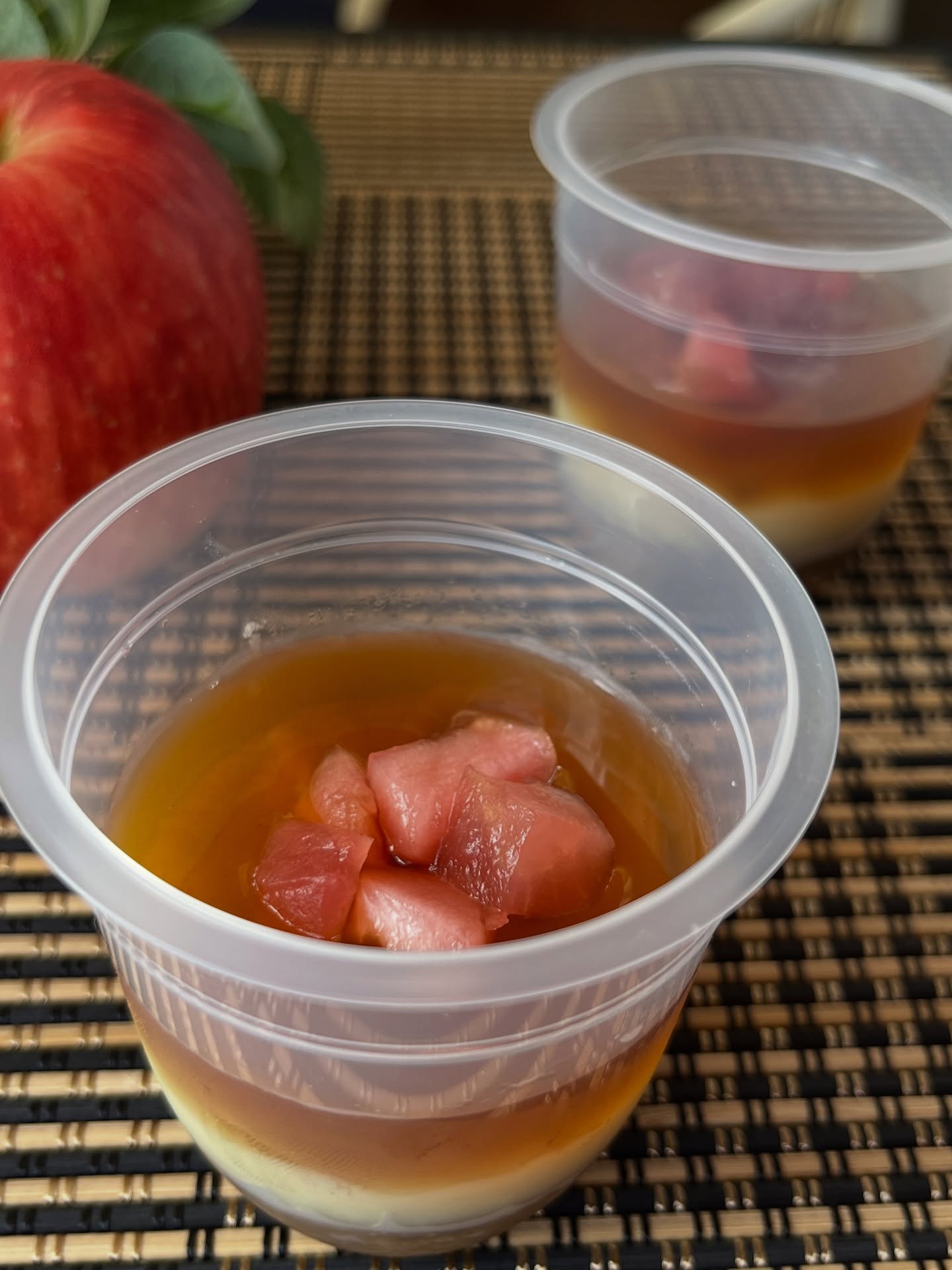 「和ケーキ　秋」(Wagashi cake -autumn flavor-) 

This is the autumn version of my Wagashi Cake, inspired by the flavors of the season.
A steamed castella cake scented with Earl Grey tea is layered with smooth sweet potato paste, and topped with a delicate black tea jelly and apple preserves.
It offers a rich, elegant flavor reminiscent of apple tea — a creation I proudly recommend.
It will be available at the upcoming market.

秋の味をイメージした和ケーキ秋バージョンです。アールグレイの香る蒸しカステラ生地に、なめらかなサツマイモあんを挟み、表面には紅茶寒天を流しアップルプレザーブを散らしました。アップルティーのような芳醇な味をお楽しみいただけると自信を持ってお薦めする一品です。今度のマルシェで販売します。

#marche #マルシェ#wadawagashi #wagashi #japanesesweets #HandmadeWagashi #和菓子#japan#japaneseconfectionery#japaneseculture and #nara #osaka