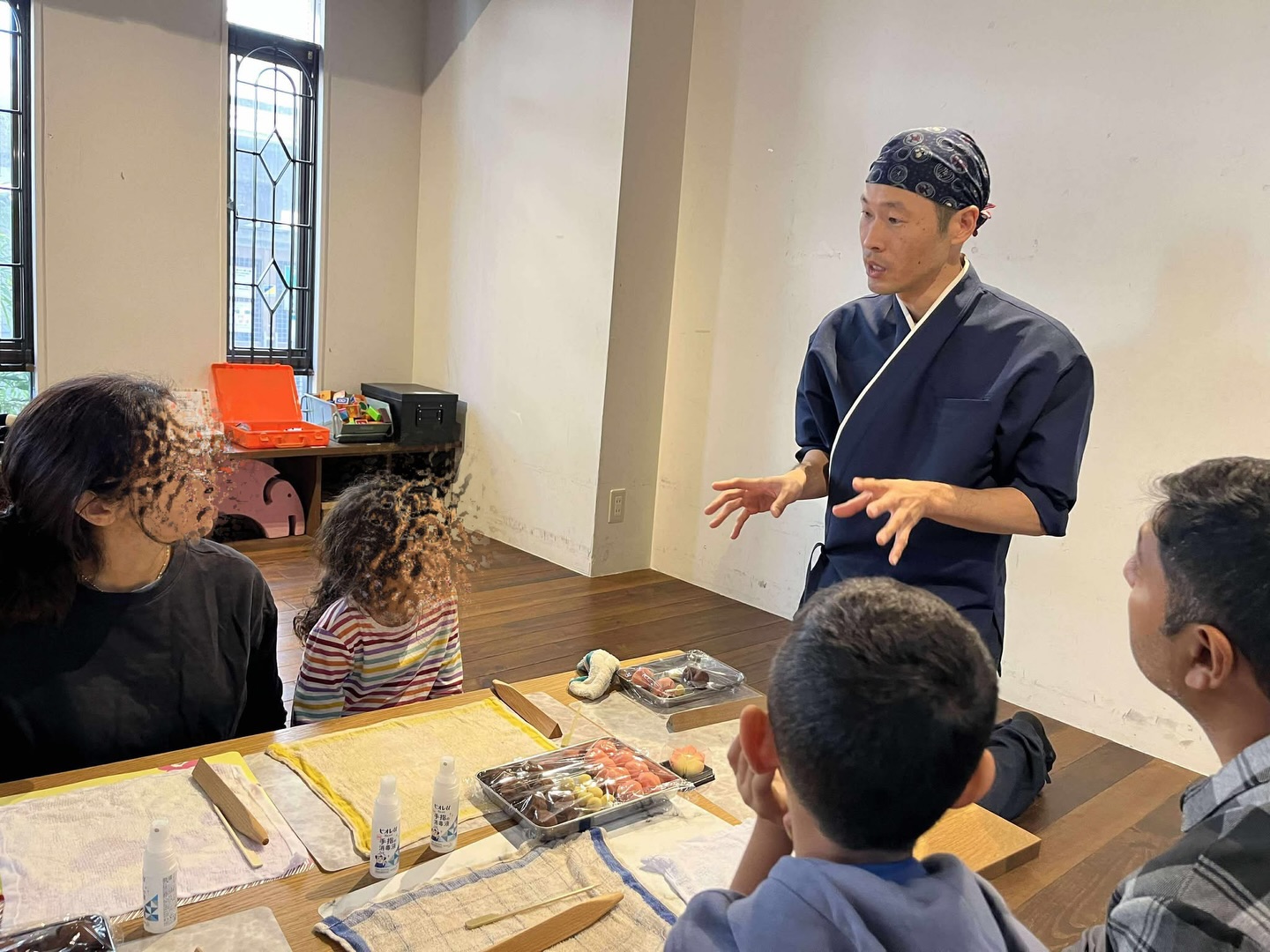 On November 23, I held a wagashi-making workshop at an international community event.

This time, we made a seasonal nerikiri sweet shaped like “momiji” (autumn maple).
A family visiting from the United States joined us, so the entire lesson was conducted in English.

Everyone focused quietly on their work, and the peaceful atmosphere left a strong impression on me.
The children excitedly said, “I want to eat it now!” while shaping their sweets with great enthusiasm—some even enjoyed theirs right away, unable to wait for tea time.

It was a heartwarming experience, and I’m glad the family who came from abroad also enjoyed it.

I will continue to host wagashi experience workshops like this, so please stay tuned!

先日、11月23日に国際交流コミュニティのイベントにて和菓子体験ワークショップを開催しました。

今回は、練切でつくる季節のお菓子「紅葉（もみじ）」に挑戦。
アメリカから旅行中のファミリーも参加してくださり、レッスンは終始英語で進行しました。

みなさん手元に集中し、静かに黙々と形づくる時間がとても印象的でした。
お子様たちは「早く食べたい！」と言いながらも熱心に制作し、なかにはお茶を待ちきれず、作ってすぐに味わう姿も。

遠方から来られたご家族にも楽しんでいただけたようで、私にとっても心温まるひとときとなりました。

今後も、このような和菓子体験ワークショップを開催していきます！

#wagashi #sweets #wagashiworkshop #wagashiclass#japan #Japanese#japaneseconfectionery #japaneseculture #nara
#globalfamilytofamily #globalmomtomom