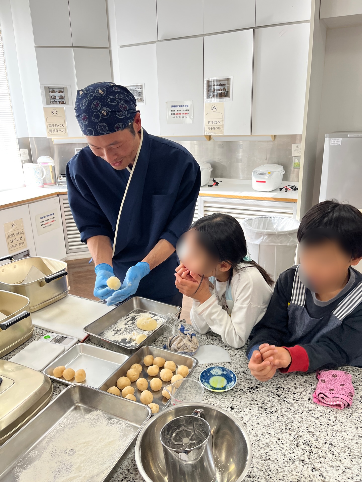 Today, I held a “Petit Wagashi Class” in Kyoto.

Everyone had a wonderful time making yuzu manju together in a warm and friendly atmosphere.

From the moment we started making the sweets, the fragrance of yuzu filled the entire room, and the whole lesson was wrapped in its refreshing aroma.

Although we ran a little over time, the class went smoothly without any major issues. Thank you so much to everyone who joined.

We still have spots available for the Osaka session on December 21st. If you’re interested, we’d love to have you join us!

今日は京都でちょこっと和菓子教室を開催しました

皆さん、和気あいあいとゆず饅頭を作って楽しんでいました

作っている最中から、ゆずの香りが教室中に広がり、ゆずの香りに包まれながらのレッスンでした

少し時間は押しましたが、大きなトラブルもなく無事にレッスンを終えることができました。ご参加の皆さんありがとうございました。

12月21日大阪開催の分もまだお席がございます。ご興味のある方はぜひご参加ください。

2️⃣12月21日(日)10:00〜12:00
会場:大阪市　クレオ大阪東

🕰️時間: 約120分

〈内容〉
お菓子作り
和菓子クイズ
試食&お持ち帰り
家庭でも作れるレシピ付き

🌼参加費
3000円
子供料金1500円(大人と一緒に参加の場合) 
申し込み期限:12月16日まで

「作って楽しい」「食べて美しい」和菓子の世界を、ぜひ体験しにきてください✨
お申し込みはLINE、InstagramDM、ホームページからでも承ります。

※今回をもちまして特別企画「ちょこっと和菓子教室」は最後となります。
何でもお気軽にお問い合わせください。
ご参加を心よりお待ちしております。

“Petit Wagashi Workshop”

2️⃣ December 21 (Sun) 10:00–12:00
Location: Creo Osaka East (Osaka City)

🕰️ Duration: approx. 120 minutes

Workshop Details
	•	Hands-on wagashi making
	•	Wagashi quiz
	•	Tasting & take-home sweets
	•	Recipe included so you can make it at home

🌼 Participation Fee
	•	Adults: 3,000 yen
	•	Children: 1,500 yen (when attending with an adult)
Registration deadline: December 16

Come experience the world of wagashi — fun to make and beautiful to eat! ✨
You can sign up via LINE, Instagram DM, or through our website.

※ This will be the final session of our special series, “Petit Wagashi Workshop.”
Please feel free to contact us with any questions.
We look forward to seeing you!

#wagashi #sweets #wagashiworkshop #wagashiclass#japan #Japanese#japaneseconfectionery #japaneseculture #osaka